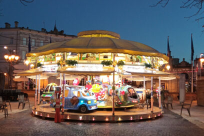 Manège de nuit, place François 1er - Agrandir l'image, fenêtre modale