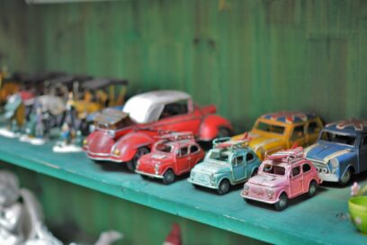 Étagères avec d'anciens jouets. - Agrandir l'image, fenêtre modale