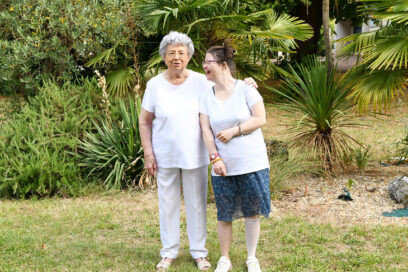 Deux personnes dans un jardin - Agrandir l'image, fenêtre modale