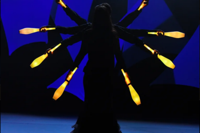 Artiste qui jongles avec des quilles lumineuses - Agrandir l'image, fenêtre modale