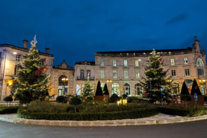La place François 1er décorée de sapins de Noël illuminés - Agrandir l'image, fenêtre modale