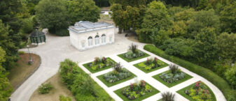 Vue aérienne du bâtiment l'Orangerie dans le jardin public de Cognac