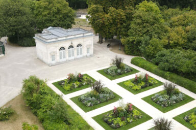 Vue aérienne du bâtiment l'Orangerie dans le jardin public de Cognac