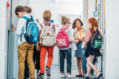 Groupe d'enfants qui discutent dans les couloirs de l'école - Agrandir l'image, fenêtre modale