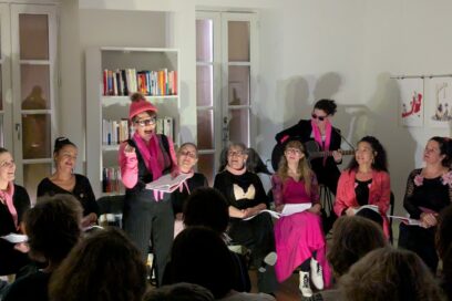 Groupe de femmes qui font une Lecture theatralisée - Agrandir l'image, fenêtre modale