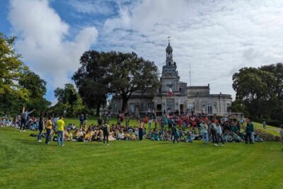 24 mai 2024, les écoles de Cognac attendent le passage de la flamme olympique dans le Jardin public. - Agrandir l'image 2 sur 2, fenêtre modale