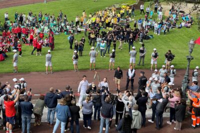 24 mai 2024, passage de la flamme olympique devant l'Hôtel de Ville. - Agrandir l'image 1 sur 2, fenêtre modale