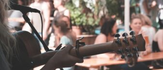 Rassemblement d'individus qui écoutent de la musique