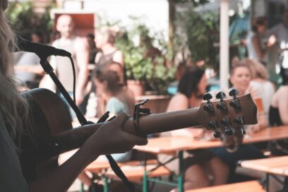 Rassemblement d'individus qui écoutent de la musique - Agrandir l'image, fenêtre modale