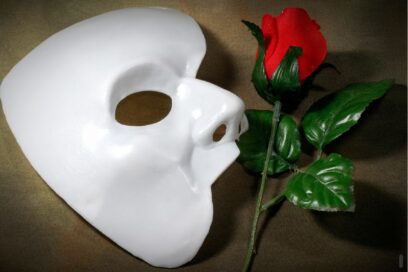 Masque de théâtre avec une rose - Agrandir l'image, fenêtre modale