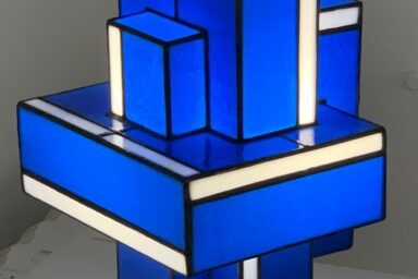 Luminaire bleu fabriqué avec la technique du vitrail